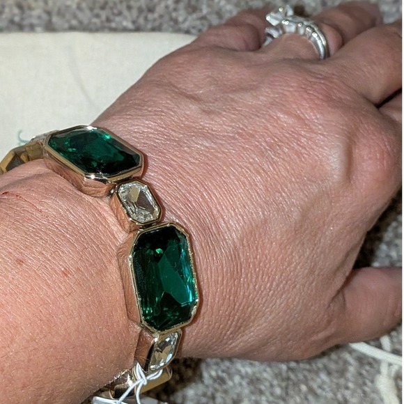 J.Crew Gold Tone Emerald Green Faceted Gem Stretch Bracelet NWT $45 - Picture 7 of 7